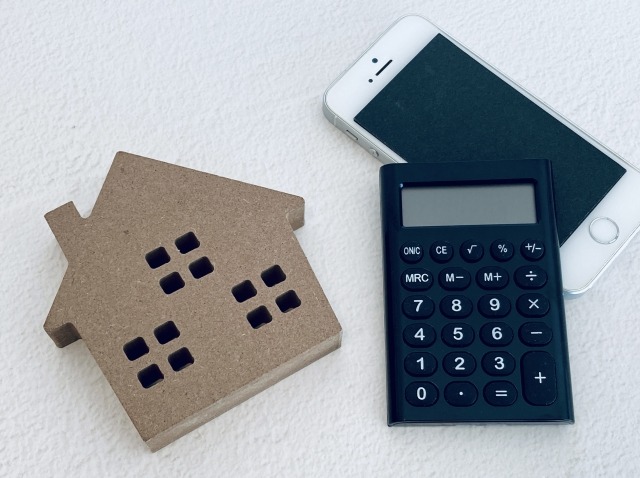 家型ブロックの電卓とスマホ
