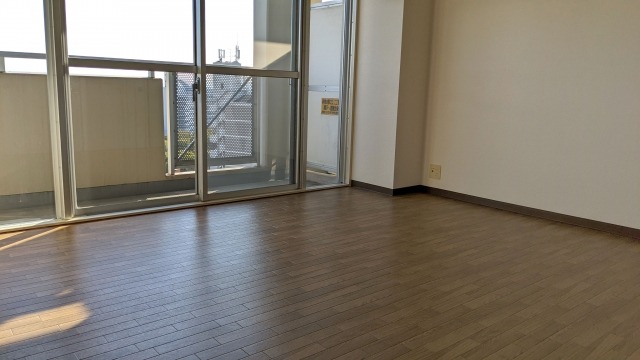 物を運び出したフローリングの部屋