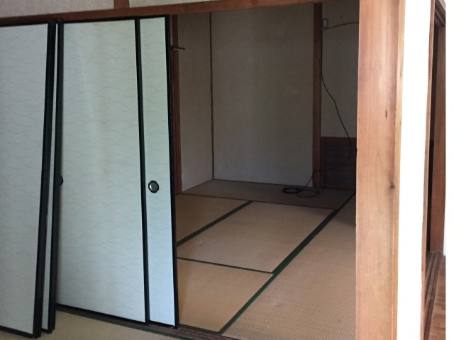 襖が外された和室