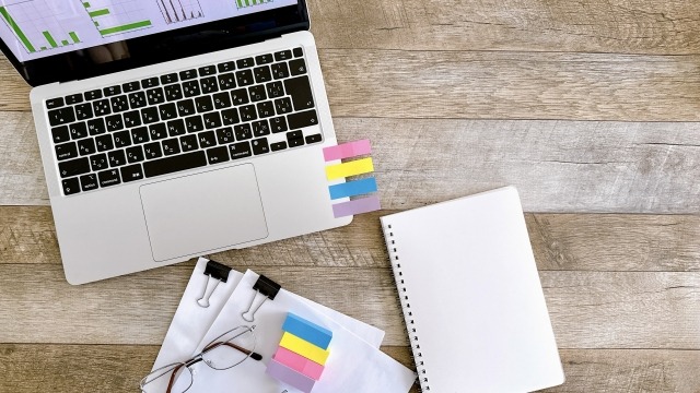 付箋と書類を出したパソコンデスク