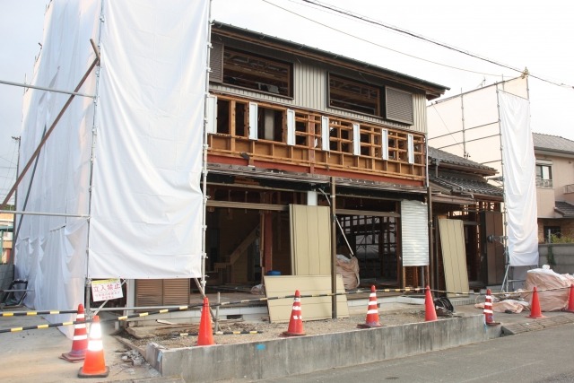 空き家の解体工事を進める様子