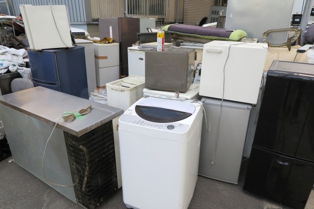 屋外に集積されたリサイクル家電