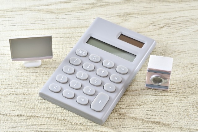 電卓と家電製品のミニチュアブロック