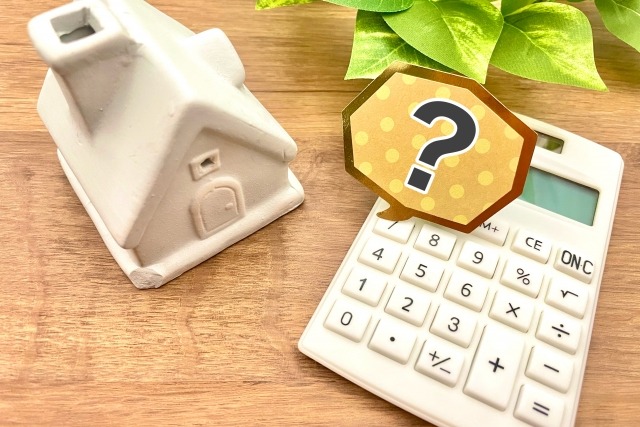 白い家と電卓に添えられたはてなの吹き出し