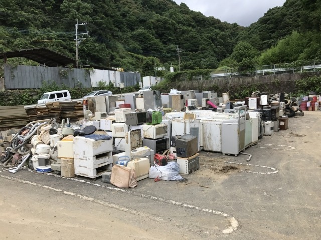集積所に集められた大量のリサイクル家電