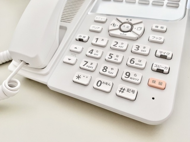 白色の固定電話