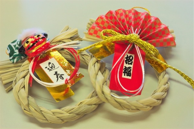 2つ並べて置かれたしめ縄