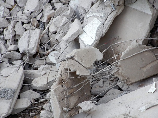 鉄骨が入ったがれき