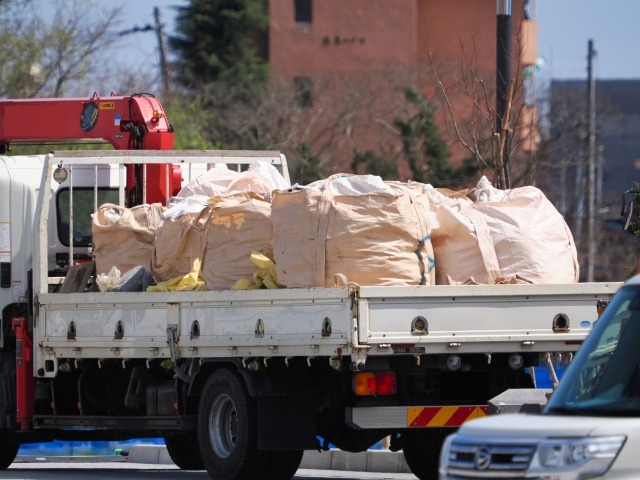 資材ごみを運搬するトラック