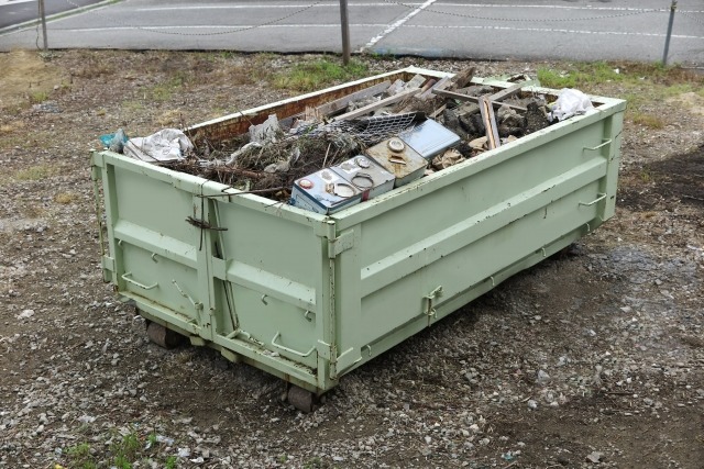 ごみが集積された産廃用コンテナ