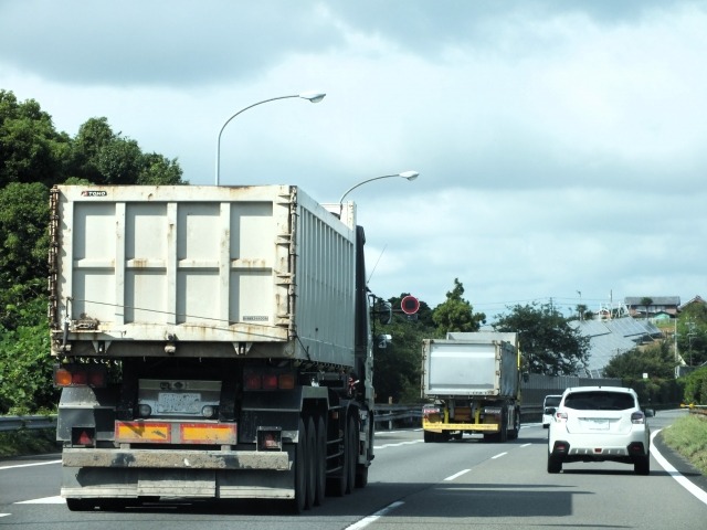 公道を走る大型トラック
