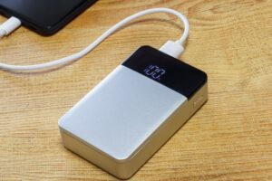 モバイルバッテリーの正しい捨て方は？膨張時の処分と回収店舗の利用方法を解説