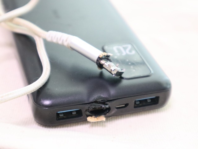 モバイルバッテリーの端子が焼けて変形した図