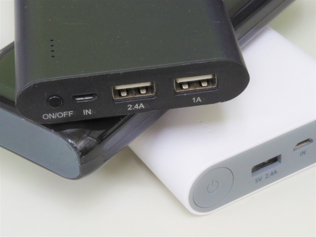 積み上げられた3台のモバイルバッテリー