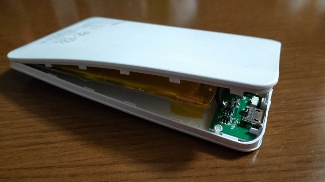 膨張して蓋が開いたモバイルバッテリー