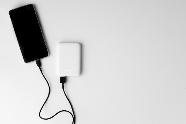 モバイルバッテリーで充電するスマホ