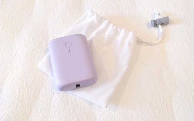 ケースから取り出したピンク色のモバイルバッテリー