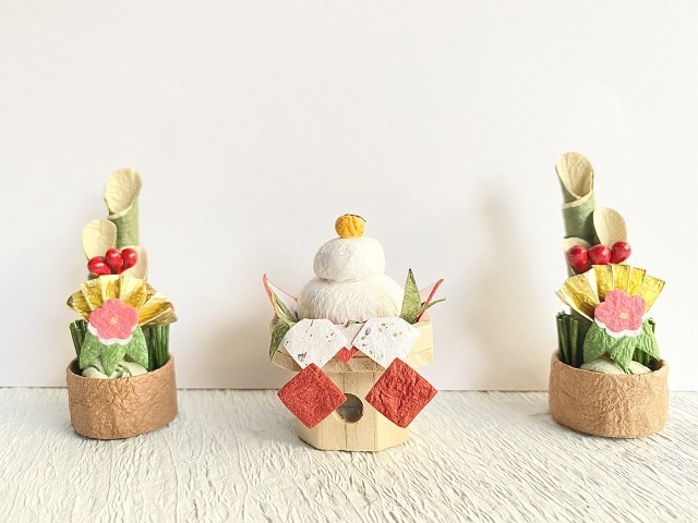 和紙で作られた鏡餅と門松