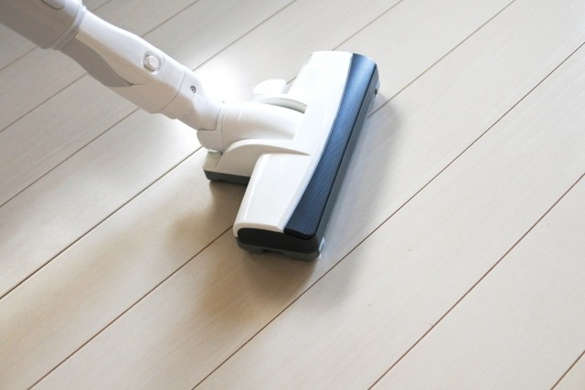 掃除機をかける白いフローリング
