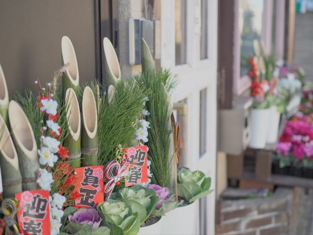 玄関先に飾られた門松
