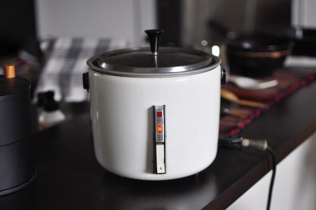 白い旧型の炊飯器