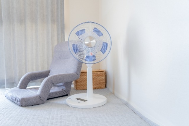 室内に置かれた白い扇風機