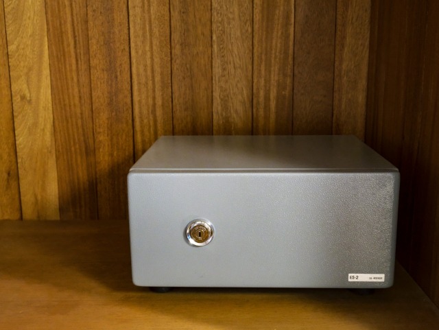 木棚に置かれた小型の金庫