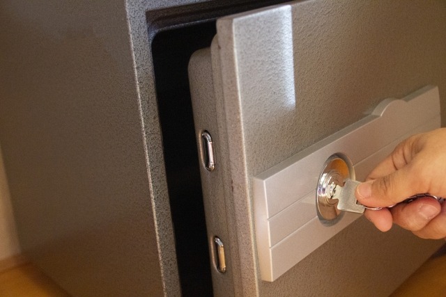 鍵で開けられる金庫