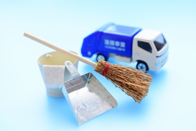 ミニチュアのごみ収集車と掃除用具