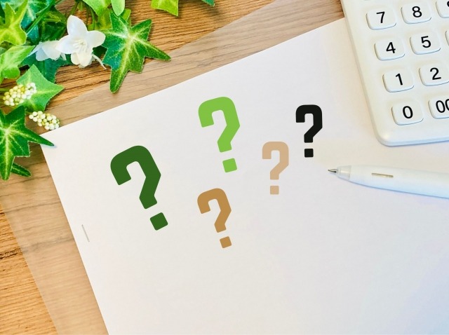 クエスチョンマークと白い電卓