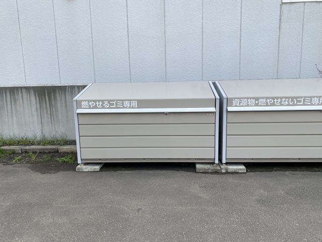 分別ルールが明記されたごみ用コンテナ