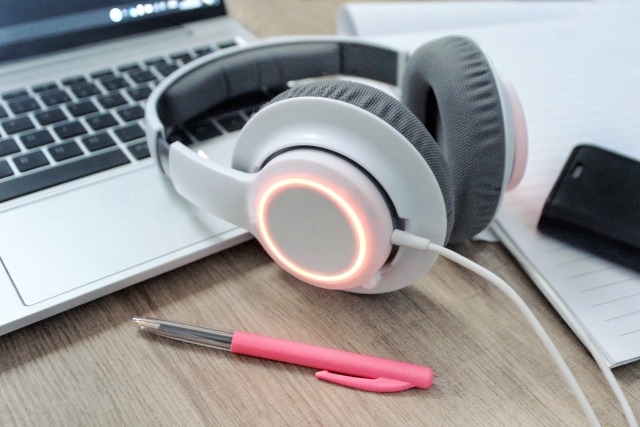 PCデスクに置かれた白い有線ヘッドホン