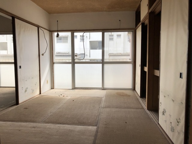 物を撤去した古い和室