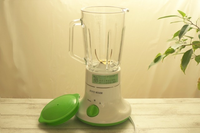 ライトに照らされたジュースミキサー