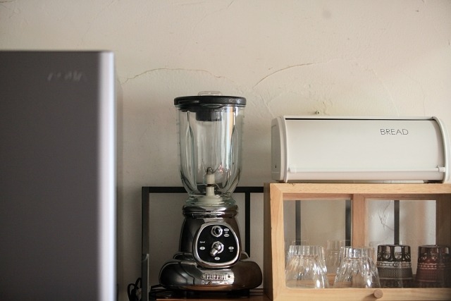 ミキサーが置かれたカフェカウンター