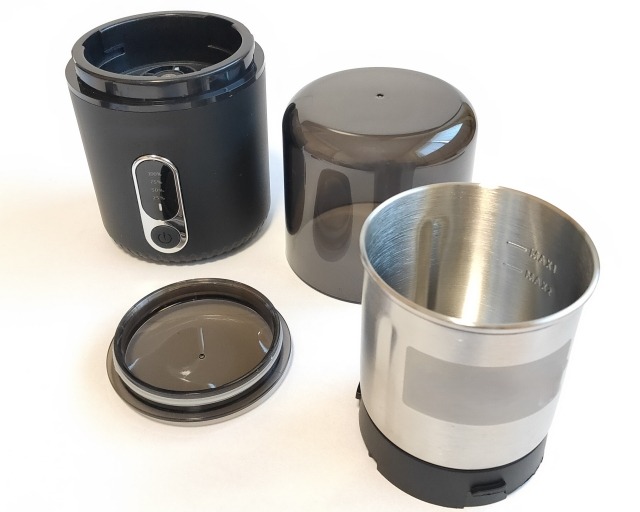 分解して並べられたミキサー