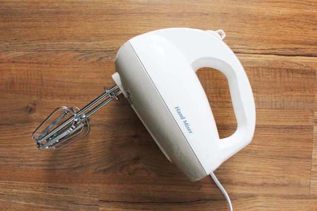 木製テーブルに置かれたハンドミキサー