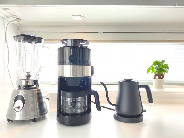 カウンターに置かれたミキサーやキッチン家電