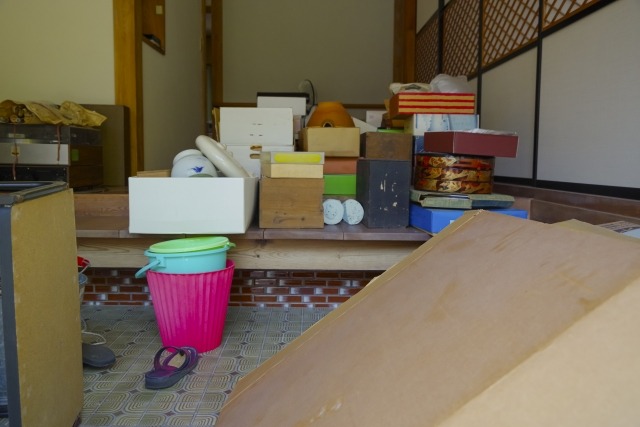 玄関先に集められた不用品