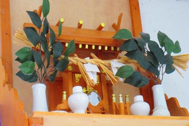 下から見上げた神棚