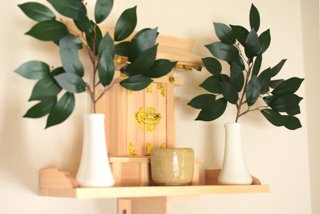 斜めから見た真新しい神棚