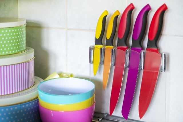壁に並べられたカラフルな包丁