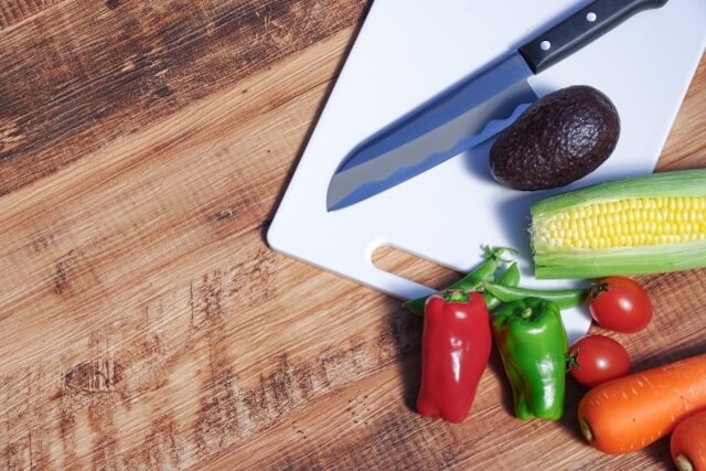 まな板に置かれた包丁と野菜