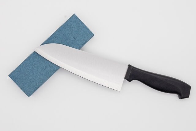 砥石と一緒に置かれた包丁