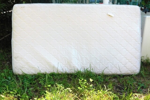 屋外の集積場所に置かれたマットレス