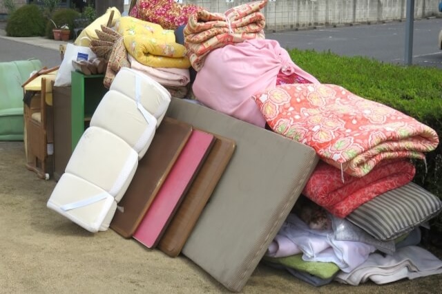 粗大ごみとして集積されたマットレスや布団