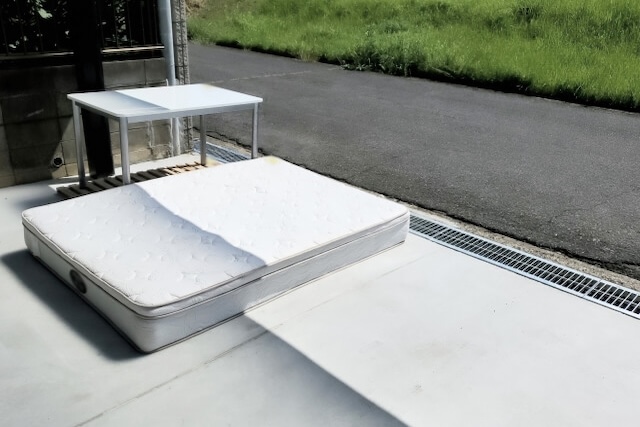 ごみとして処分するため屋外に置かれたマットレス