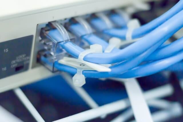 ルーターに有線LANケーブルを繋いだ様子