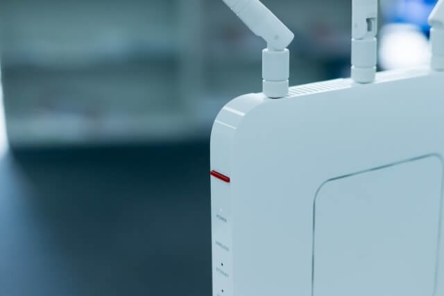 白い無線LANルーターの画像