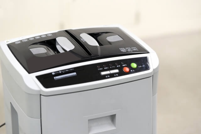 白い壁の前に置かれた大型シュレッダー